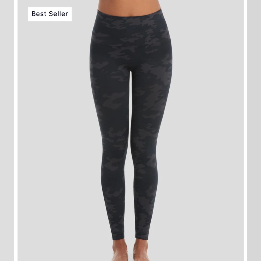 EUC SPANX Look at Me Now Seamless Leggings Black Camo Size Large
